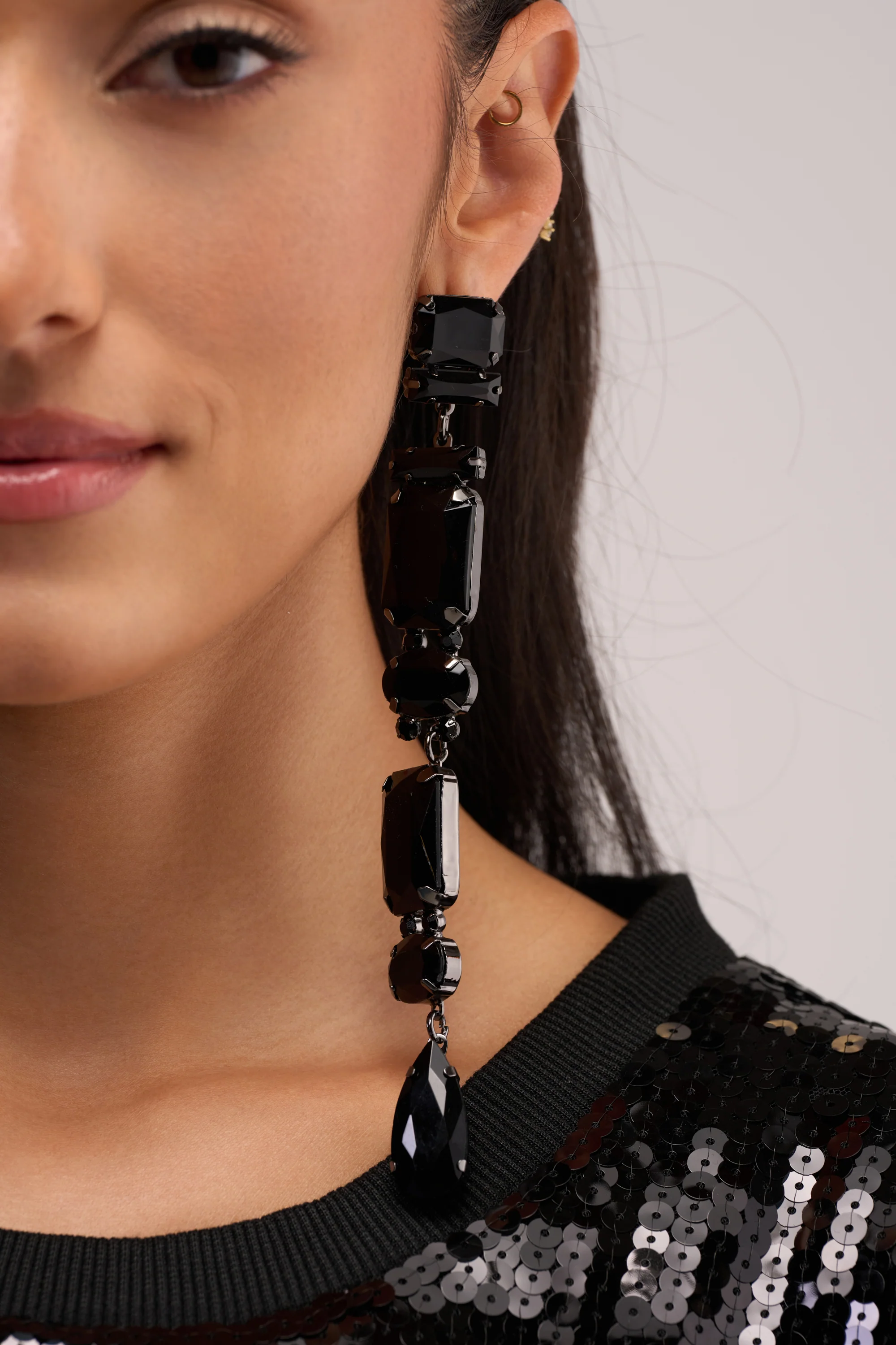 THE DRAMA BLACK STONE DANGLE EARRING - Akira Wear