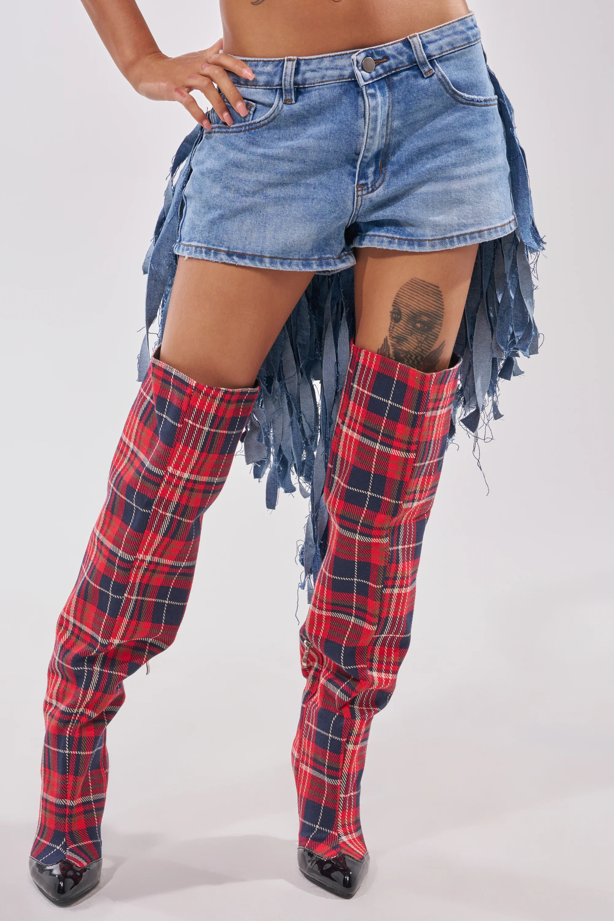 TURN AROUND DISTRESSED DENIM SHORT - Akira Wear