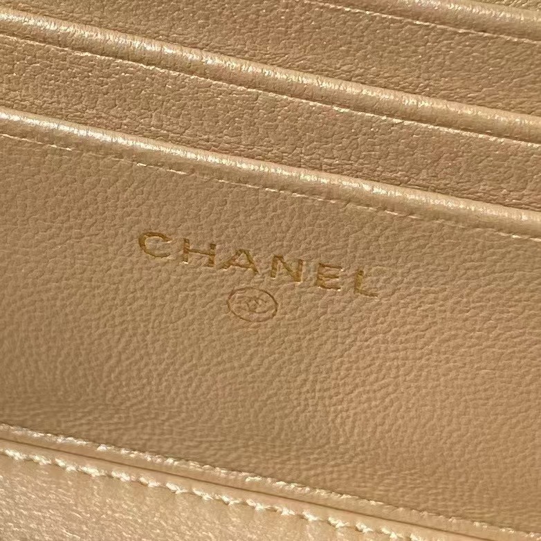 Replicate Chanel AP3940 Lambskin Cosmetic Bag Shiny Lambskin Enamel   Gold Metal Black(1:1 replica)