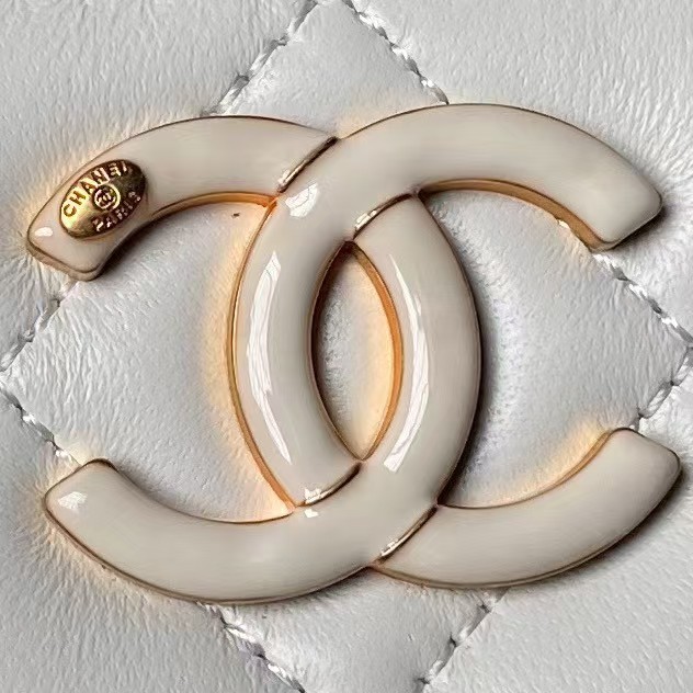 Replicate Chanel AP3940 Lambskin Cosmetic Bag Shiny Lambskin Enamel   Gold Metal White(1:1 replica)