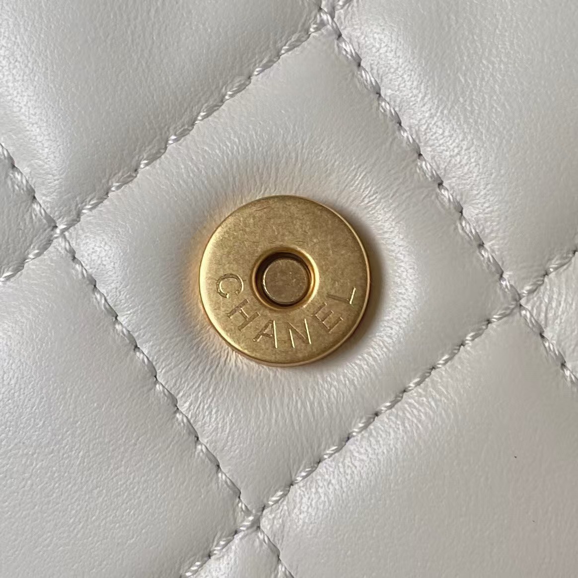 Replicate Chanel 24C Vintage Logo Small Quilted Lambskin Shoulder Bag AS4609 White(1:1 replica)