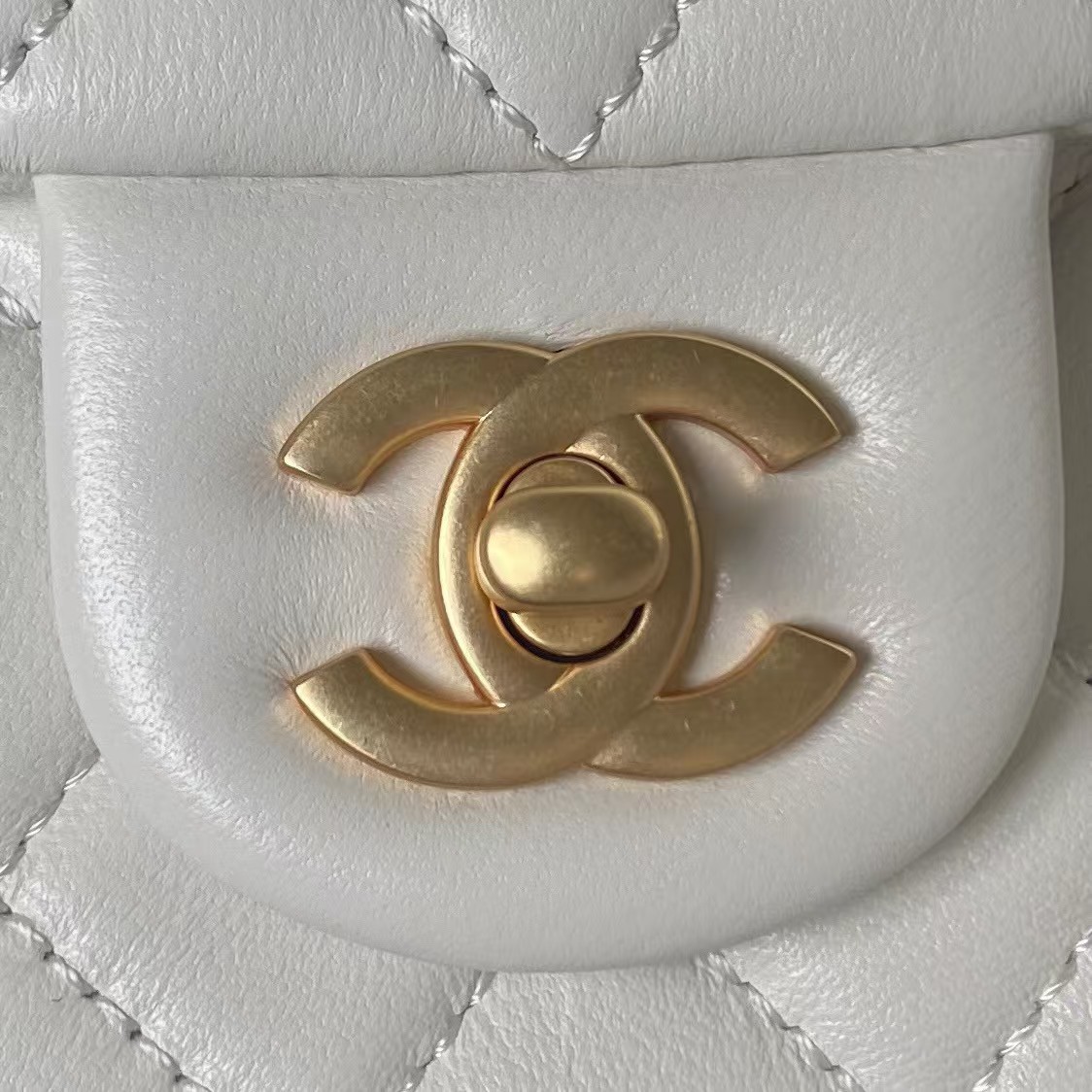 Replicate Chanel 23S AS4064 Camellia Embossed Chain Lambskin Flap Bag White(1:1 replica)