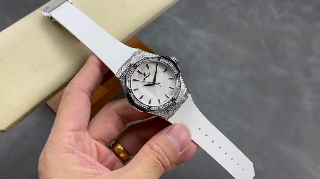 Hublot Classic Fusion 550.NS.2200.RW.1604.ORL20 40mm