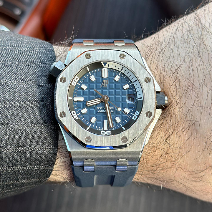 Aude Pig*et ROYAL OAK OFFSHORE DIVER Ref. 15720ST.OO.A027CA.01 - DiscoversMarket