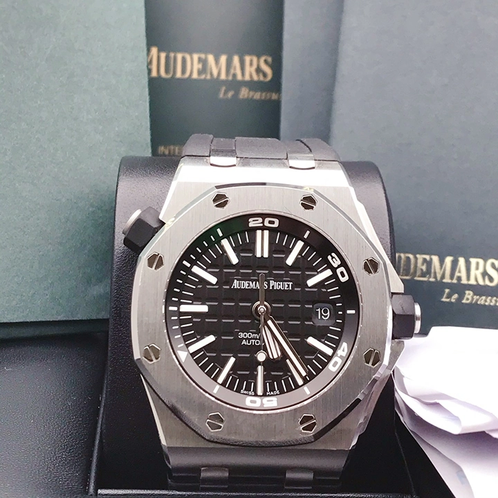 Aude Pig*et ROYAL OAK OFFSHORE DIVER Ref. 15710ST.OO.A002CA.01 - DiscoversMarket