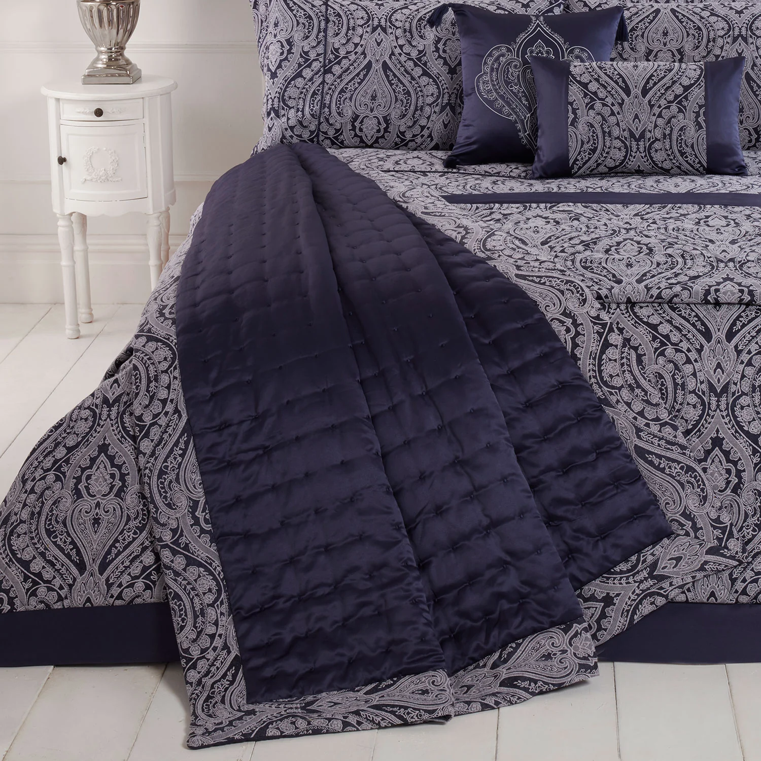 Regency Navy Quilted Jacquard Pintuck Throw (240cm x 160cm)