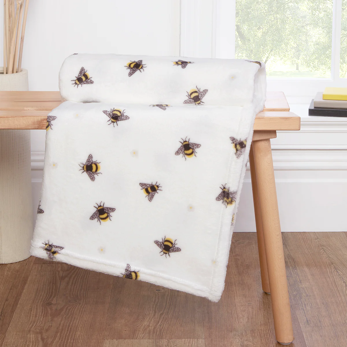Daisy Bee White Fleece Throw (130cm x 150cm)