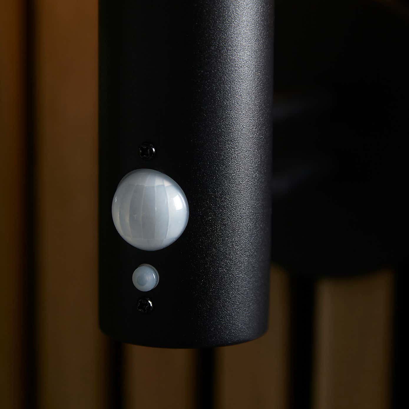 Vogue Tarka Outdoor Solar PIR Wall Light