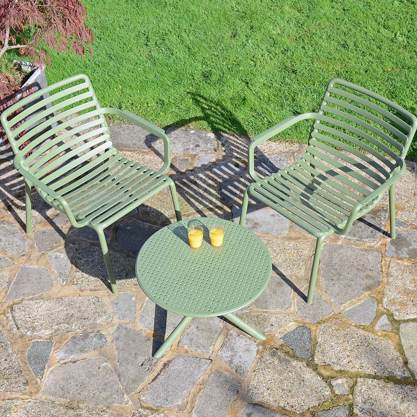 Nardi Step Low Round Table with 2 Doga Relax Chairs