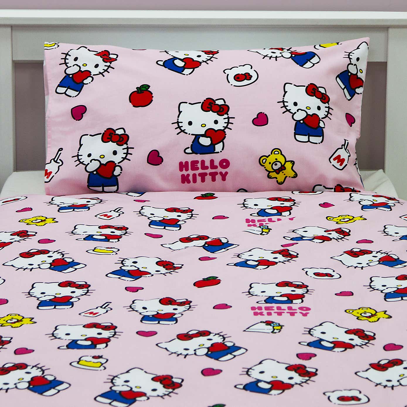 Hello Kitty Heartheld Fleece Blanket