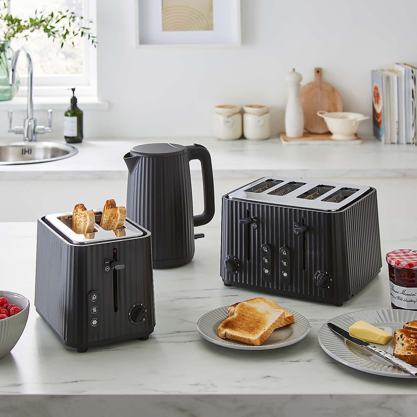 Textured Ribbed Plastic 2-Slice Toaster