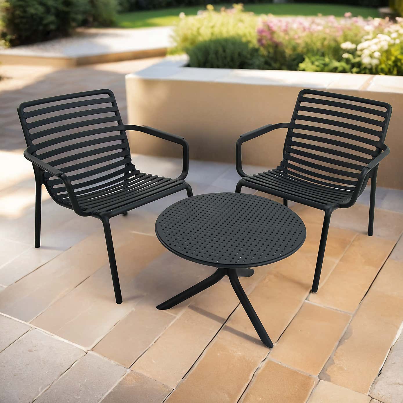 Nardi Step Low Round Table with 2 Doga Relax Chairs