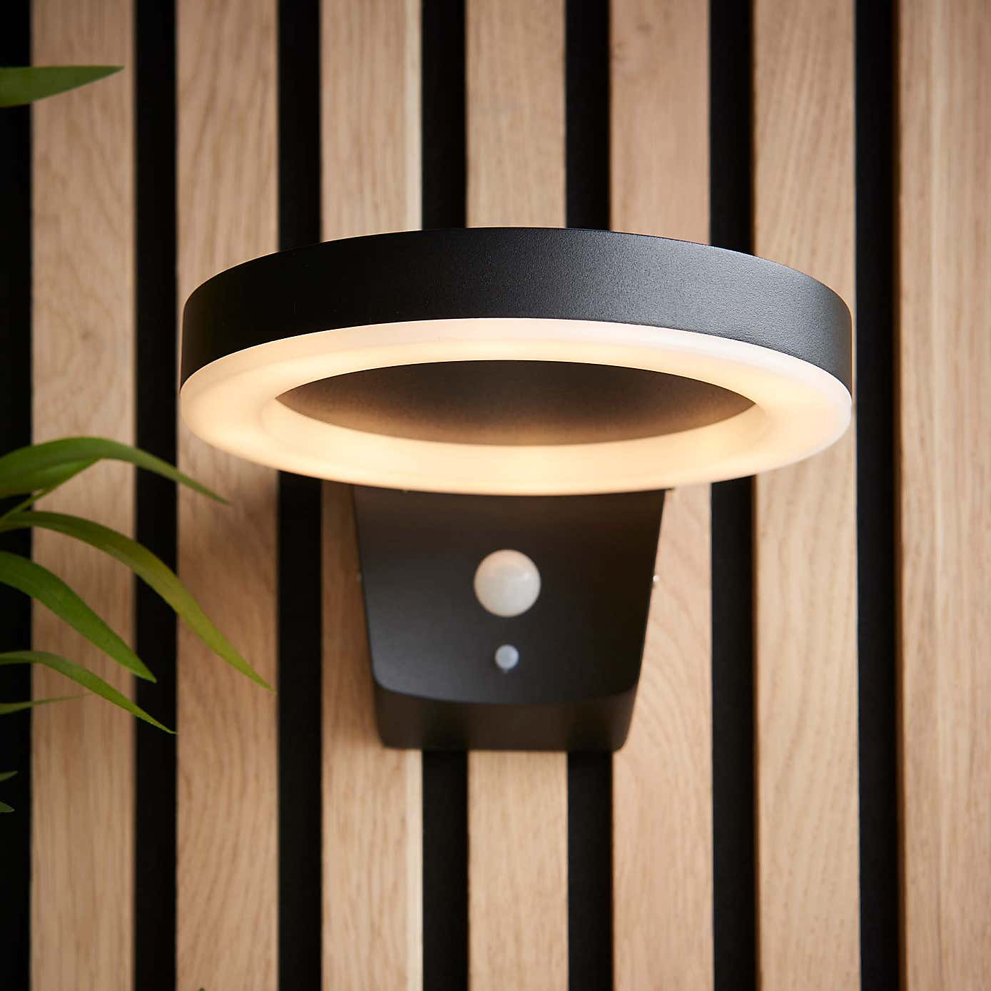 Vogue Idris Outdoor Solar PIR Wall Light