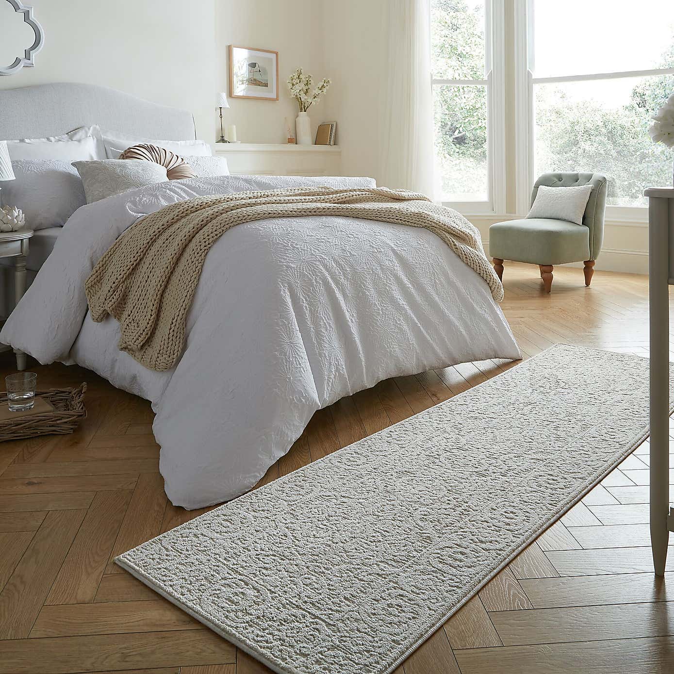 Belle Traditional Medallion Runner