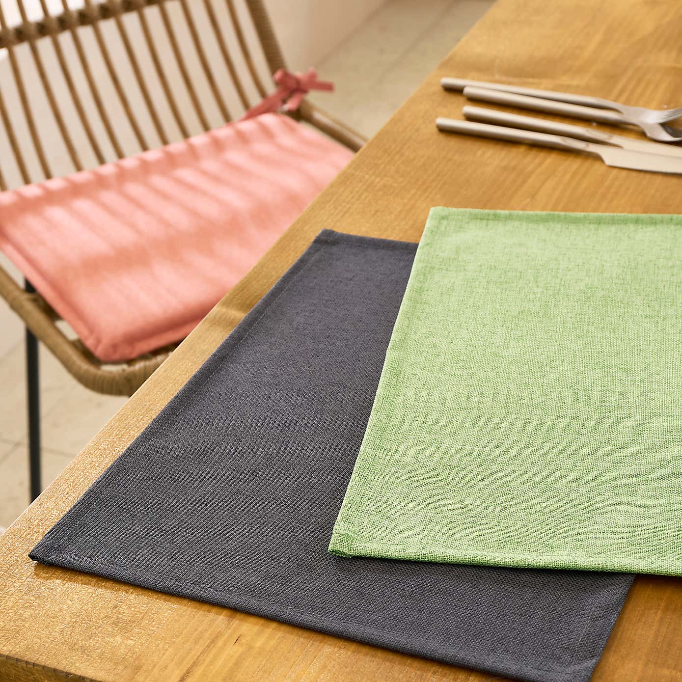 Set of 2 Water Resist Placemats