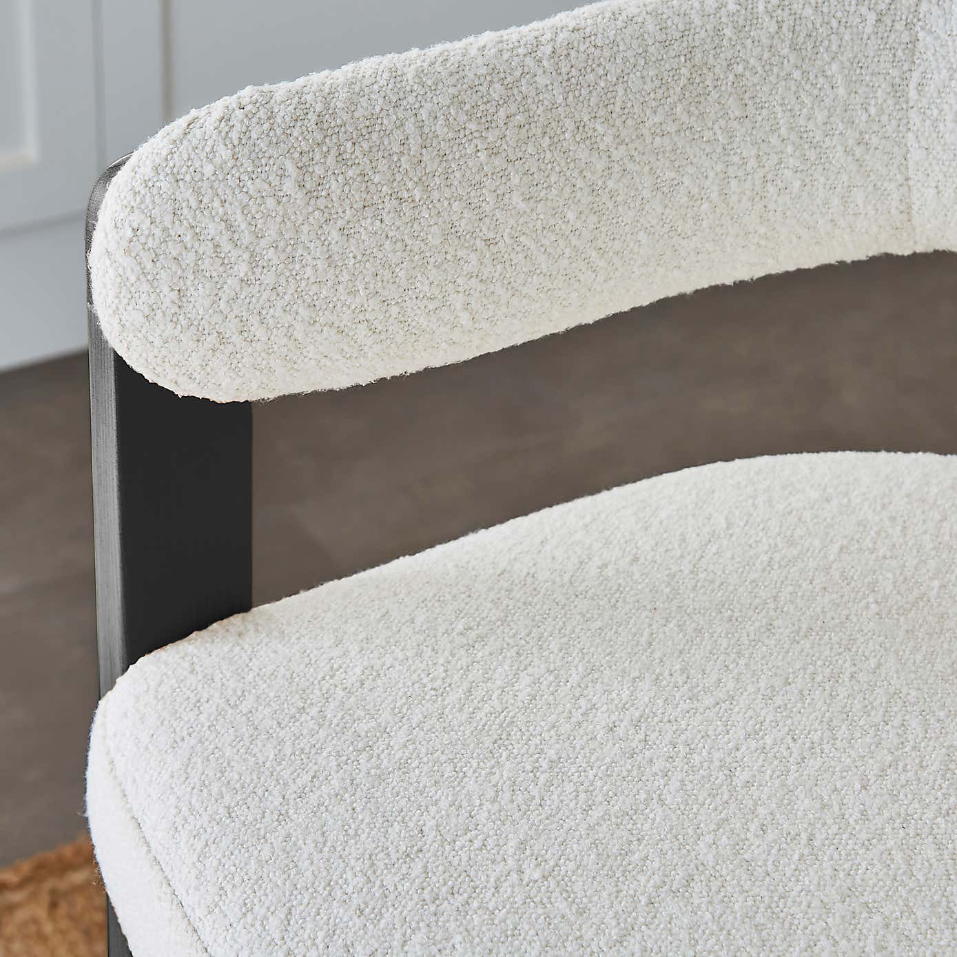 Lovato Barstool, Boucle