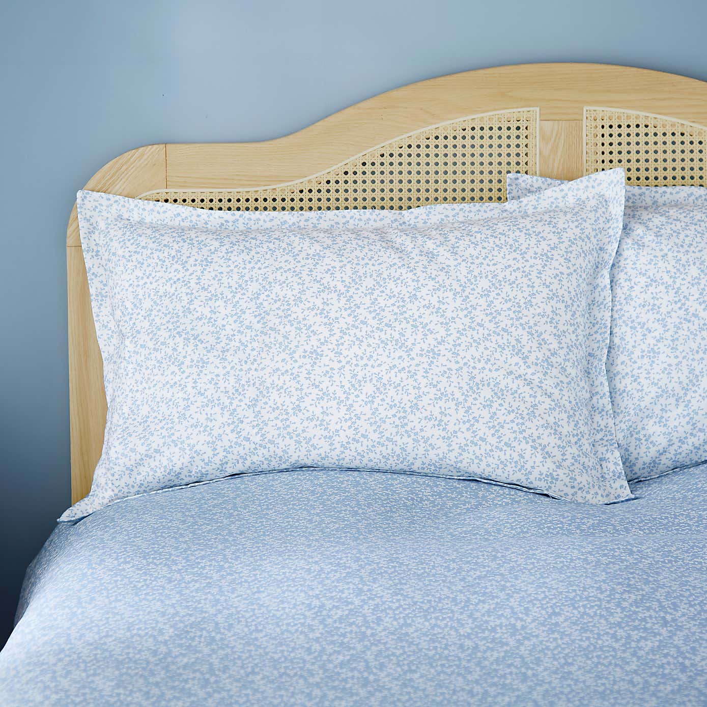 Annie Floral 144 Thread Count Ashley Blue Cotton Oxford Pillowcase