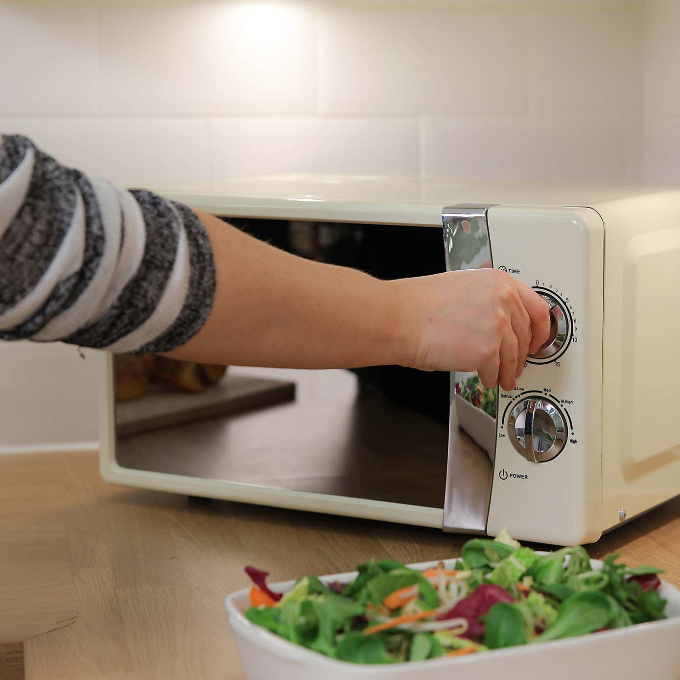 Russell Hobbs Colours 700W 17L Cream Manual Microwave