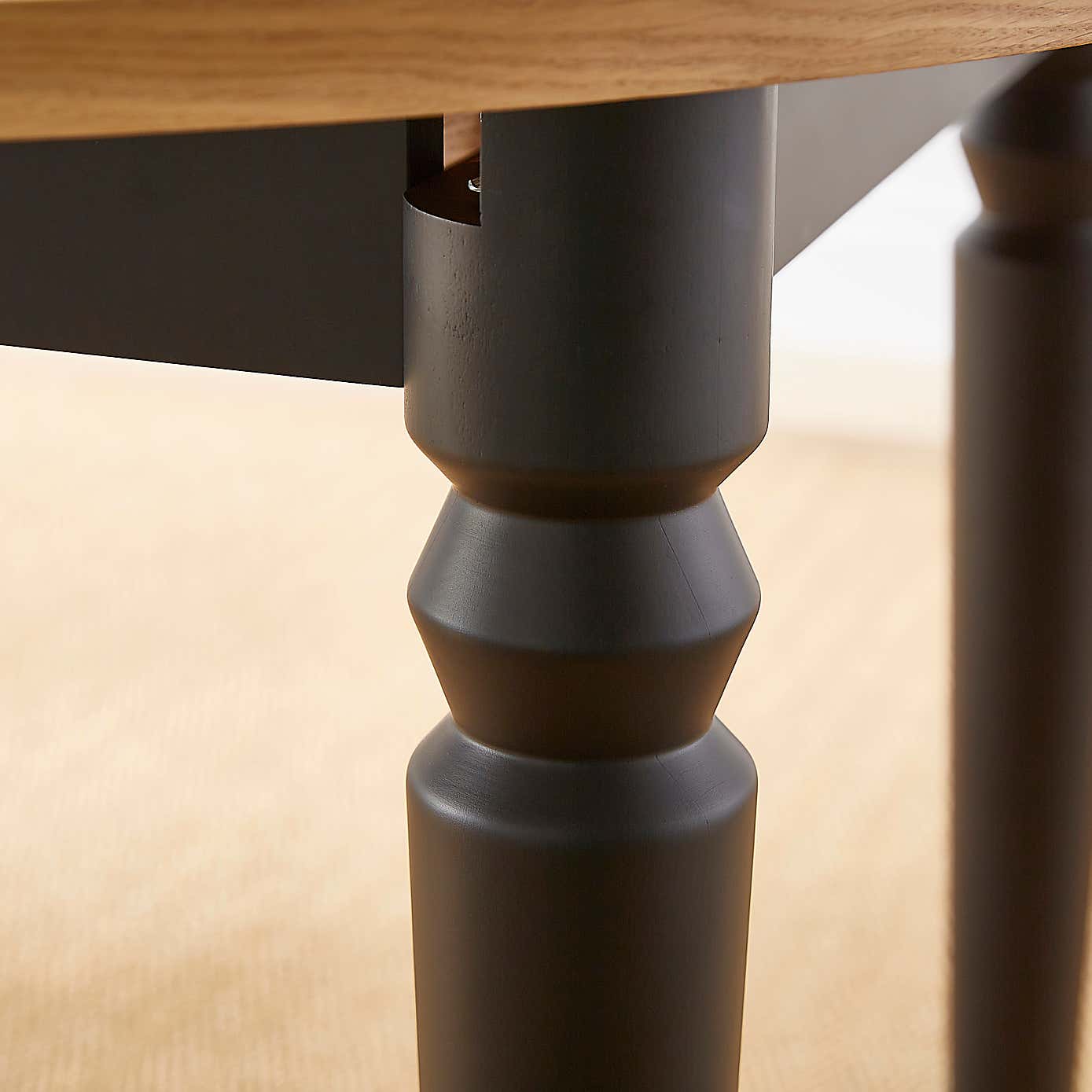 Pip 4-6 Seater Round to Oval Extendable Dining Table