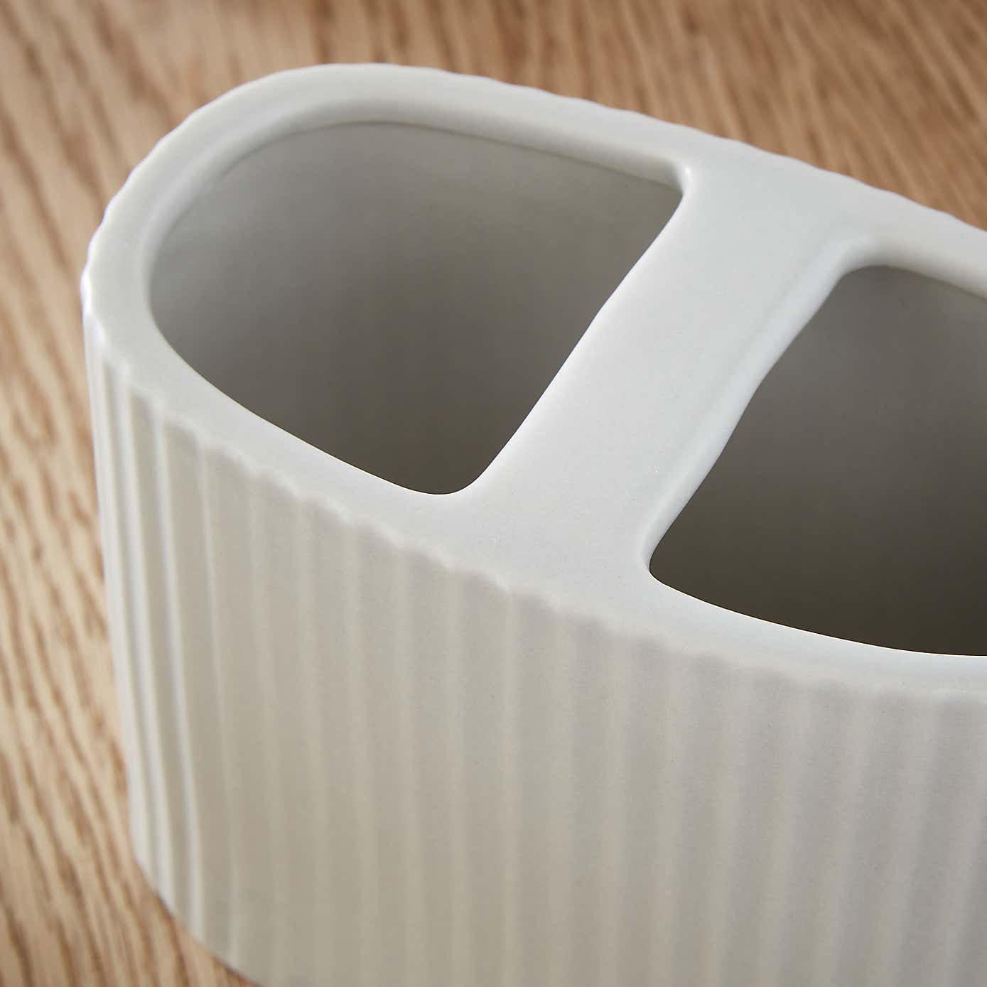 Ribbed Electric Toothbrush Holder
