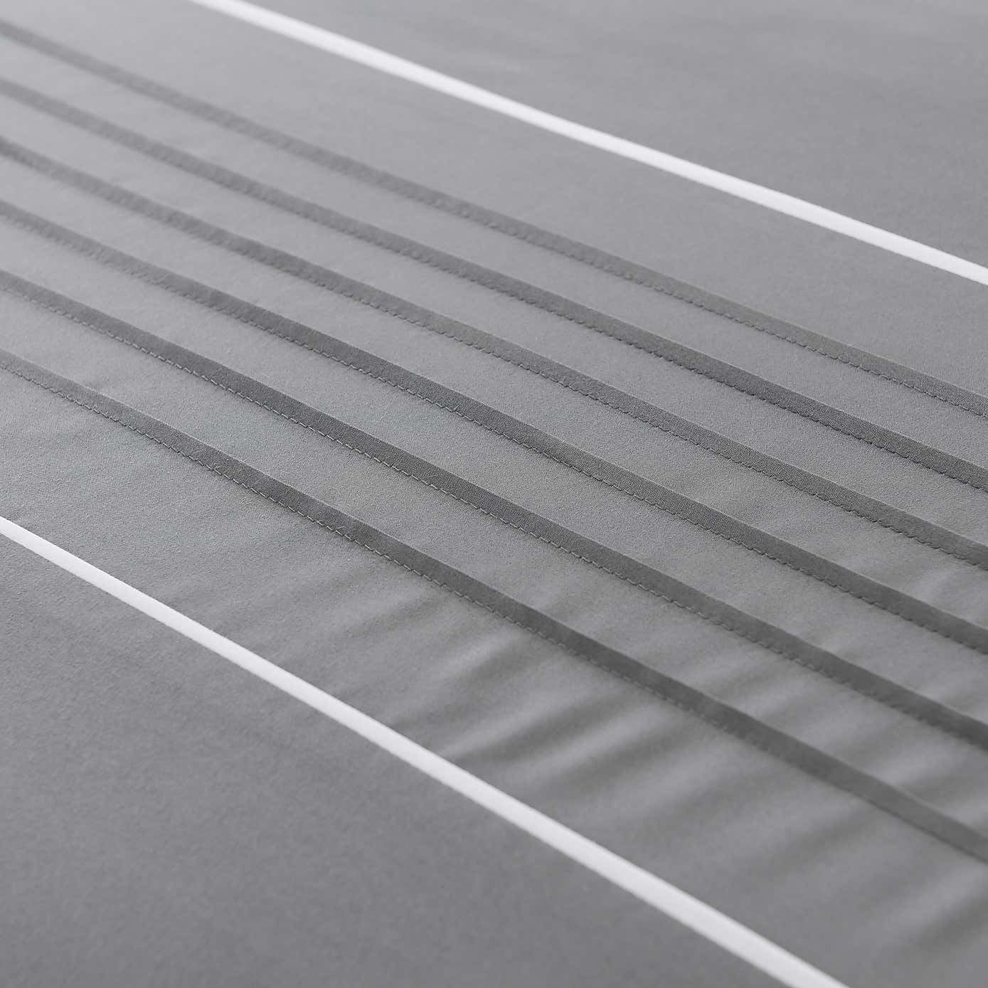 Ryleigh White Duvet Cover and Pillowcase Set