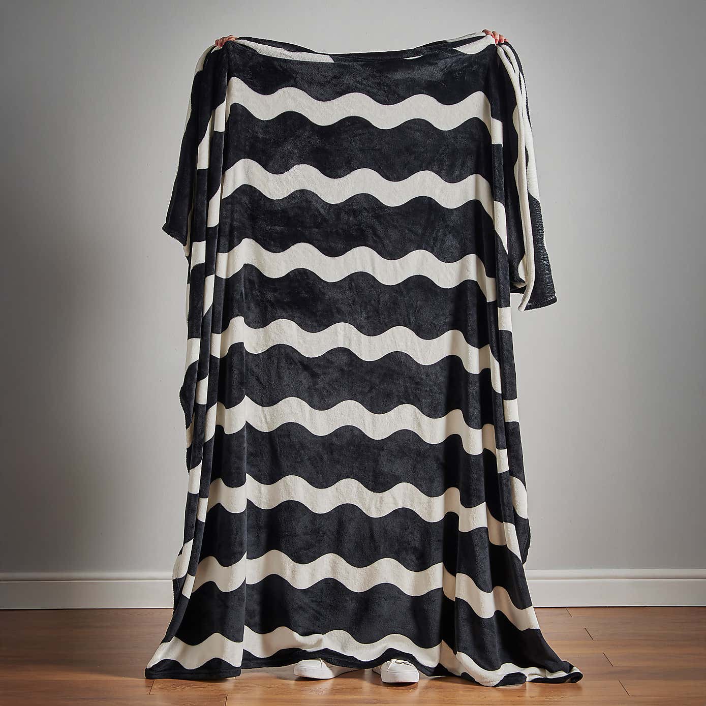 Sassy B Waves Monochrome Throw 200cm x 240cm