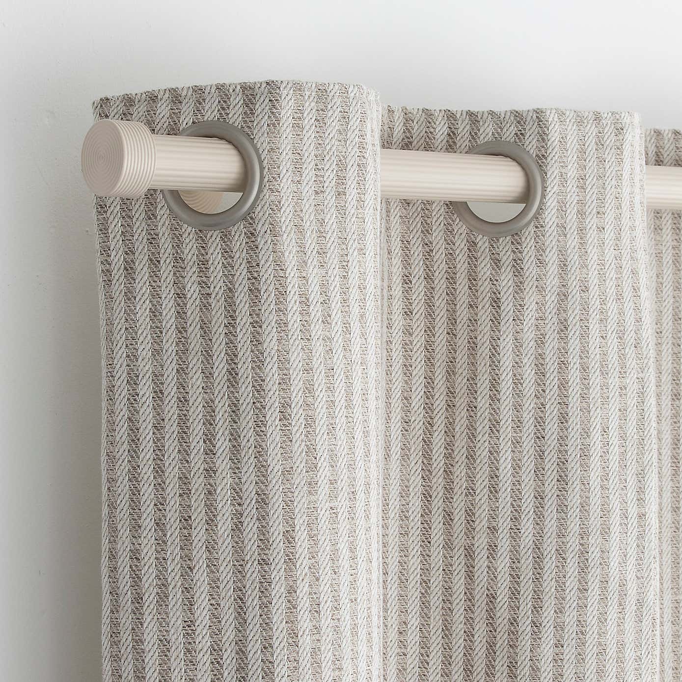 Ribbed Metal Extendable Eyelet Curtain Pole 25/28mm