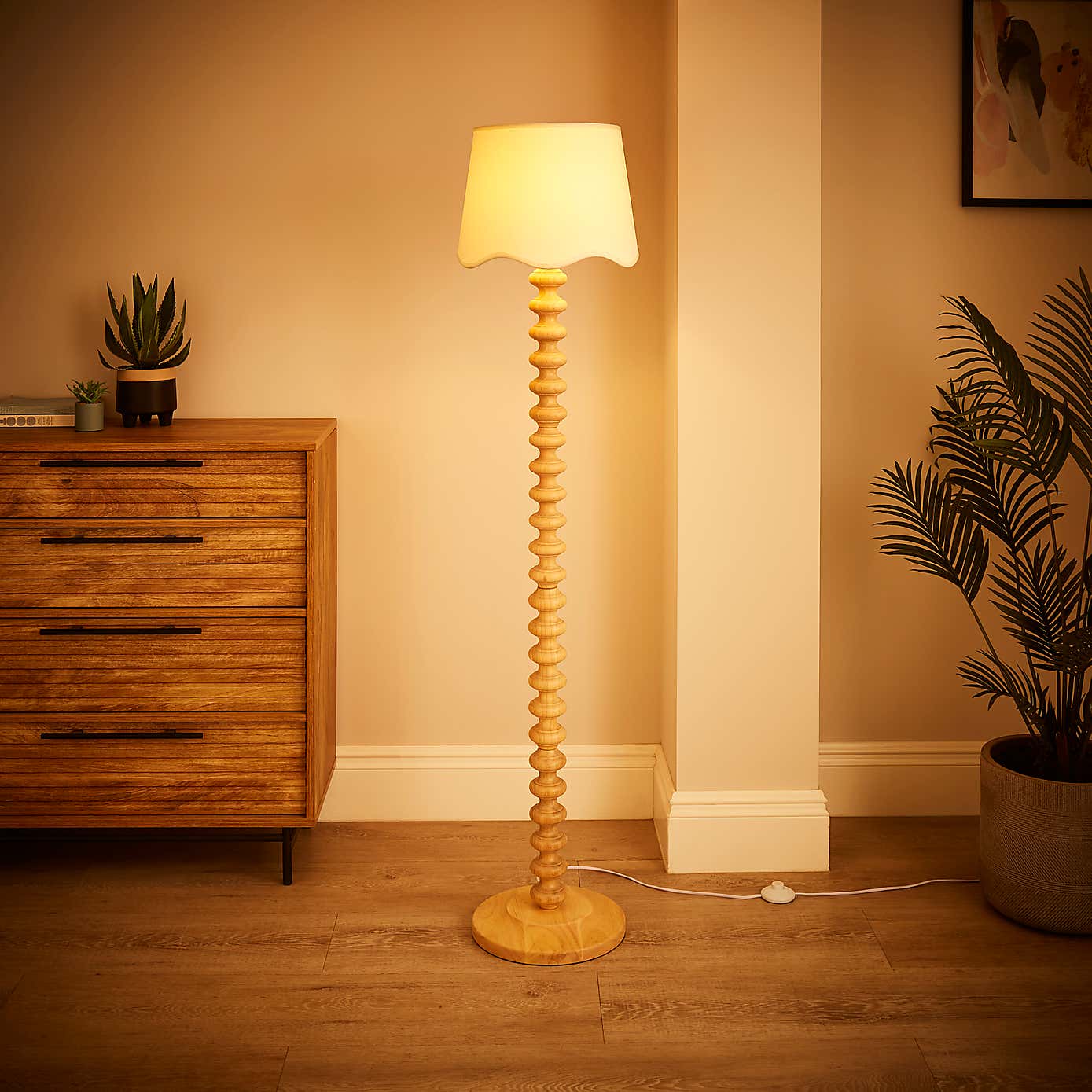 Scalloped Edge Linen Lamp Shade