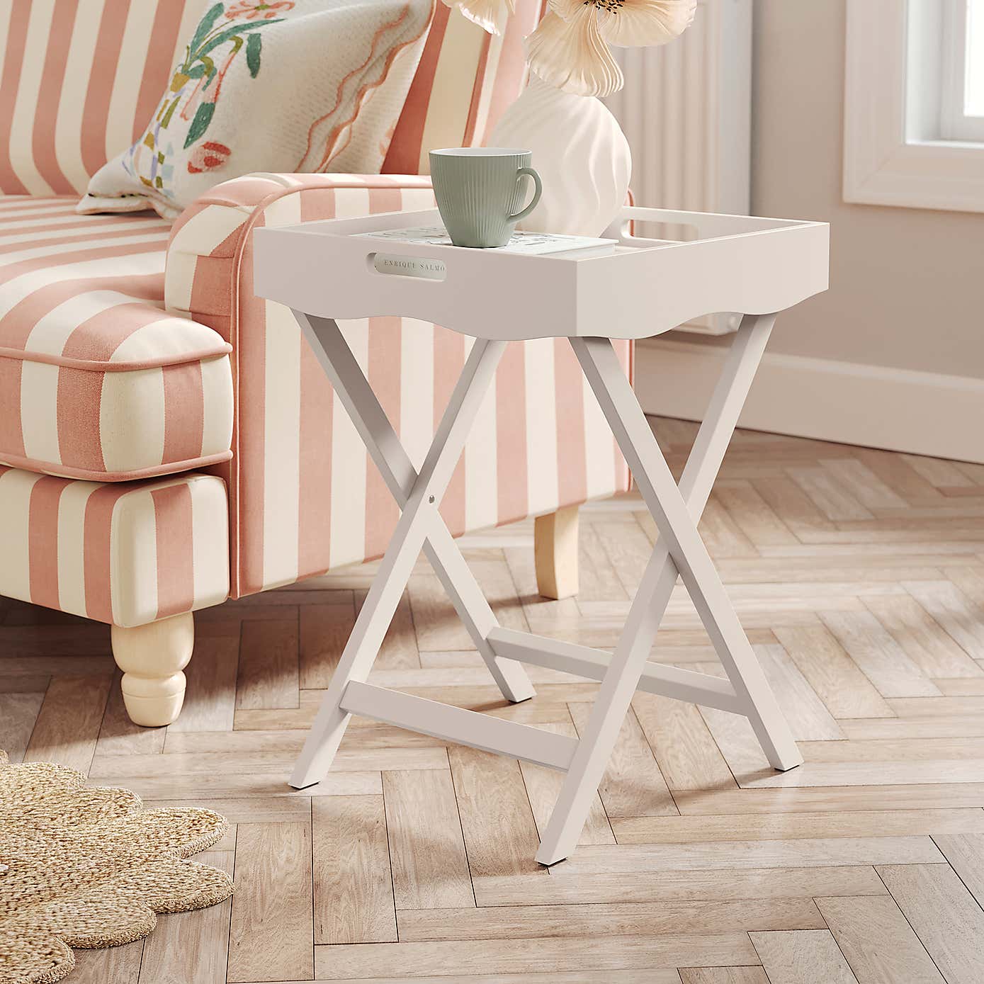 Flossie Scallop Tray Table