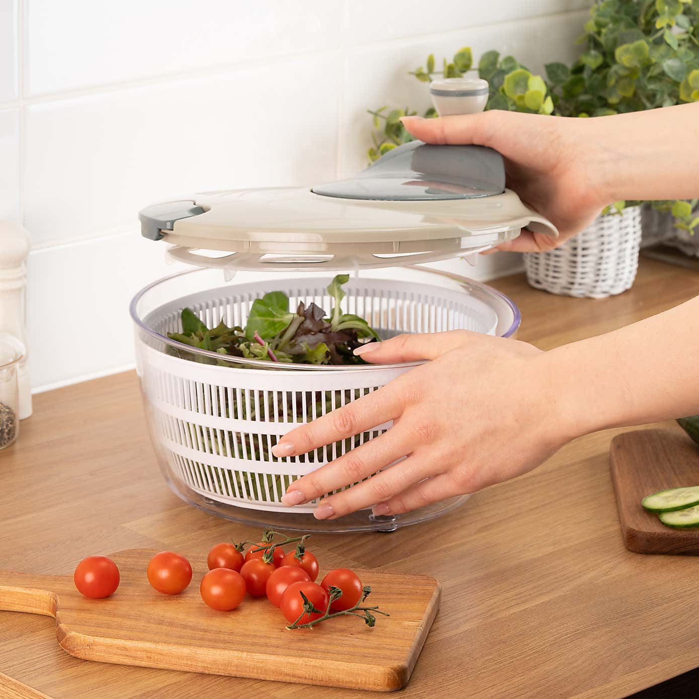 Handy Kitchen Salad Spinner