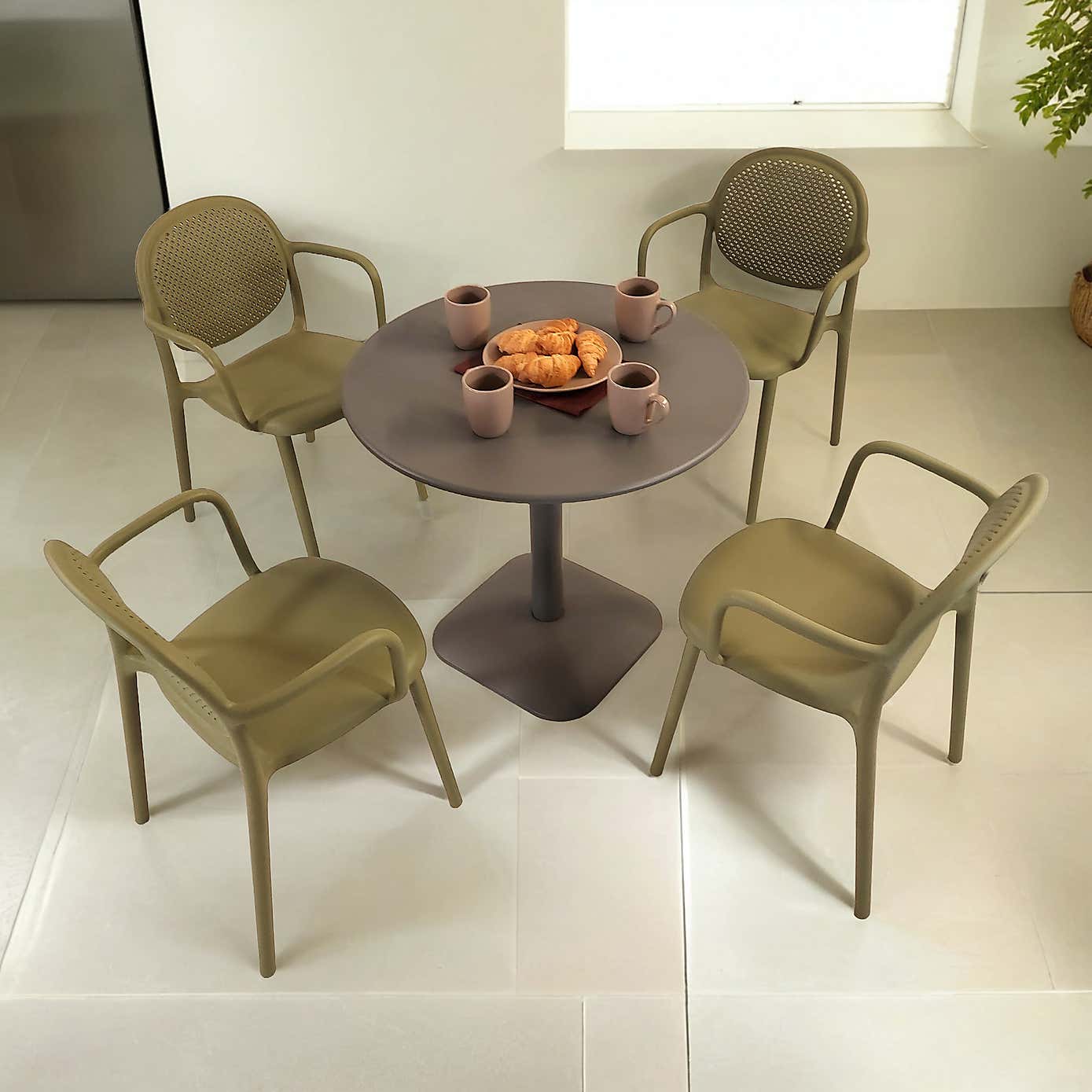 Modura Albin Round Table with 4 Stina Armchairs