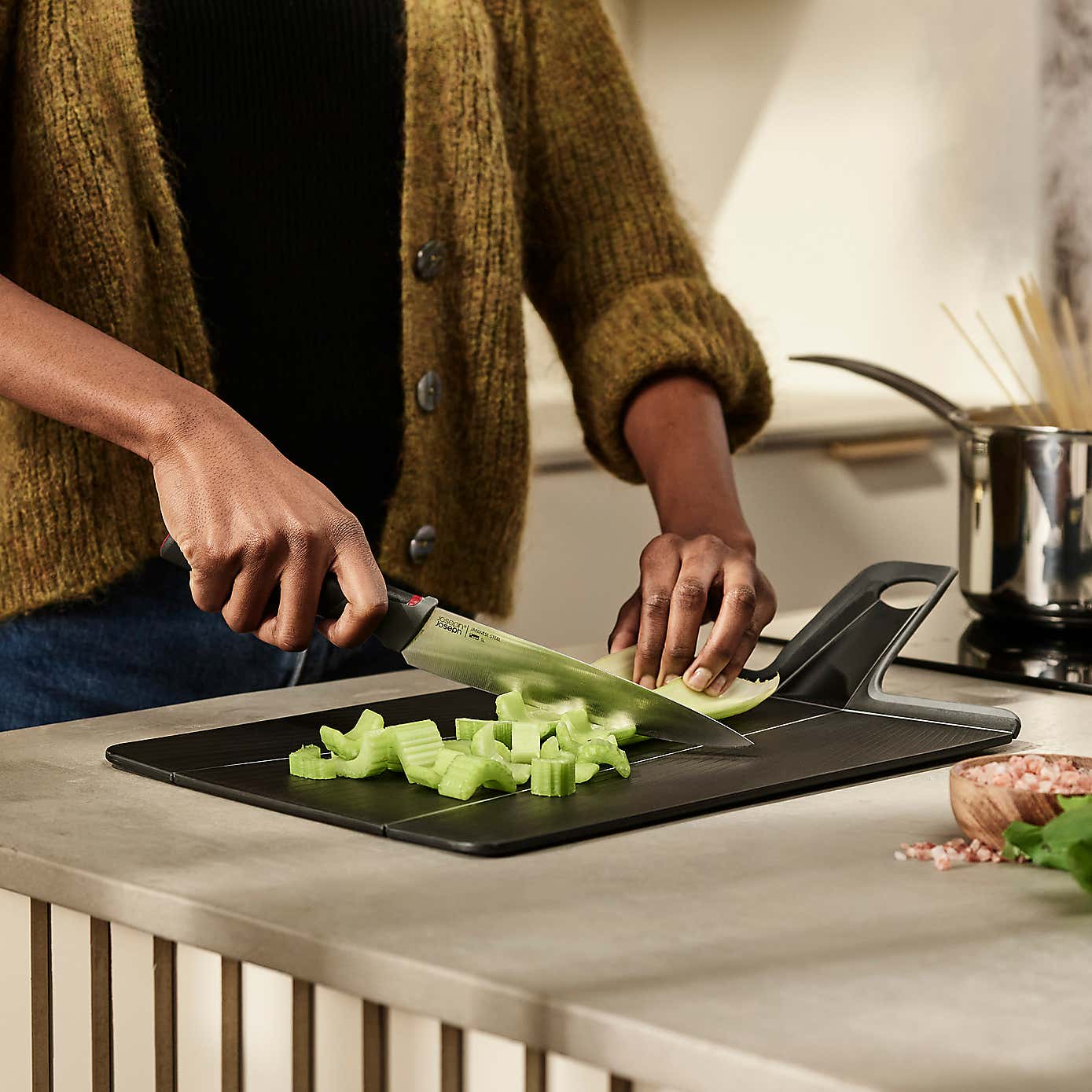Joseph Joseph Chop2Pot Plus Black Folding Chopping Board