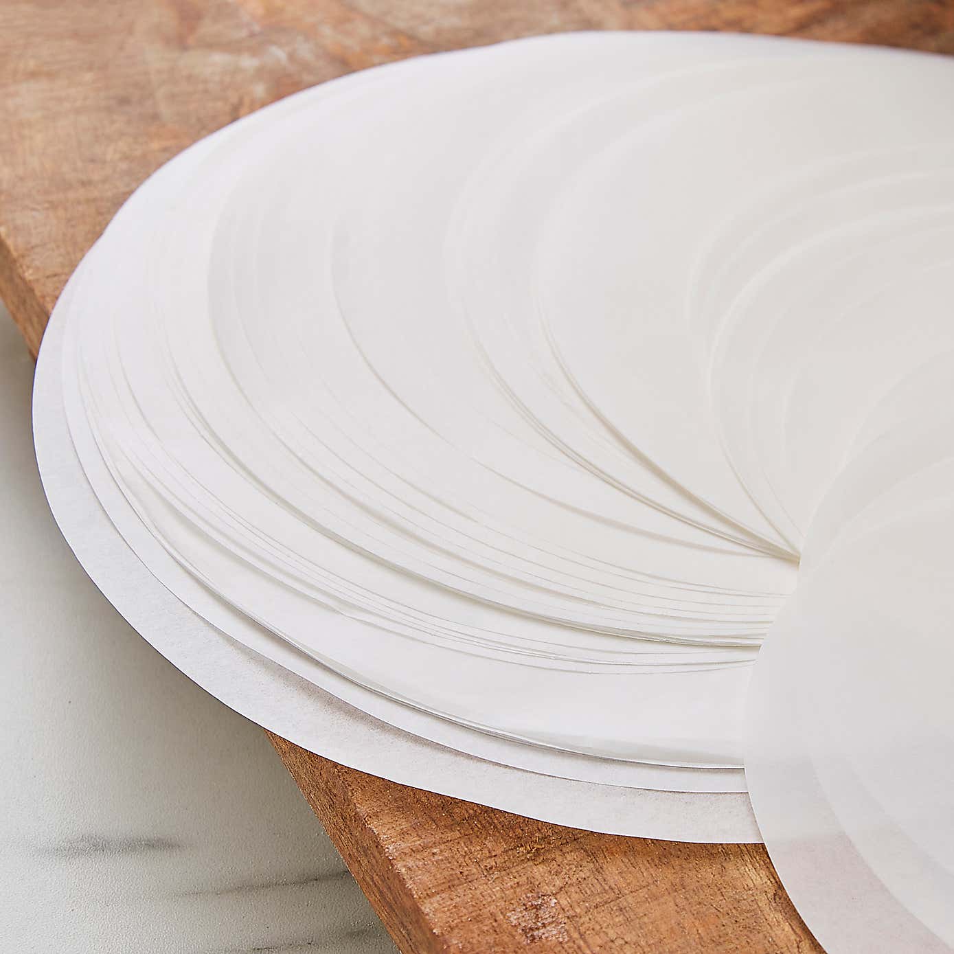 Set of 100 Mixed Baking Parchment Circles