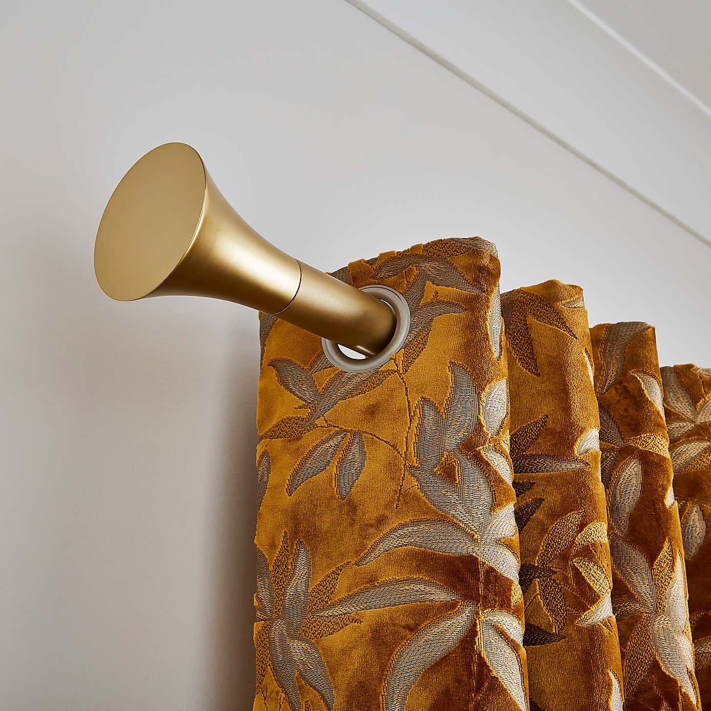 Flush Trumpet Fixed Metal Curtain Pole with Rings