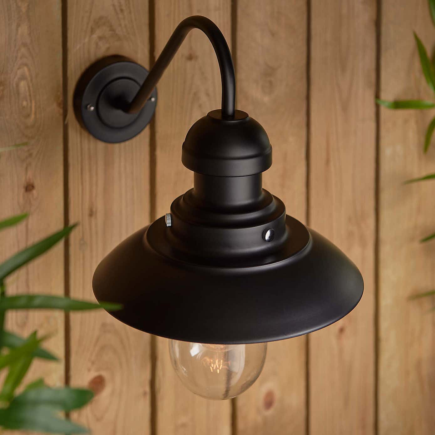 Vogue Preston Curved Outdoor Wall Light