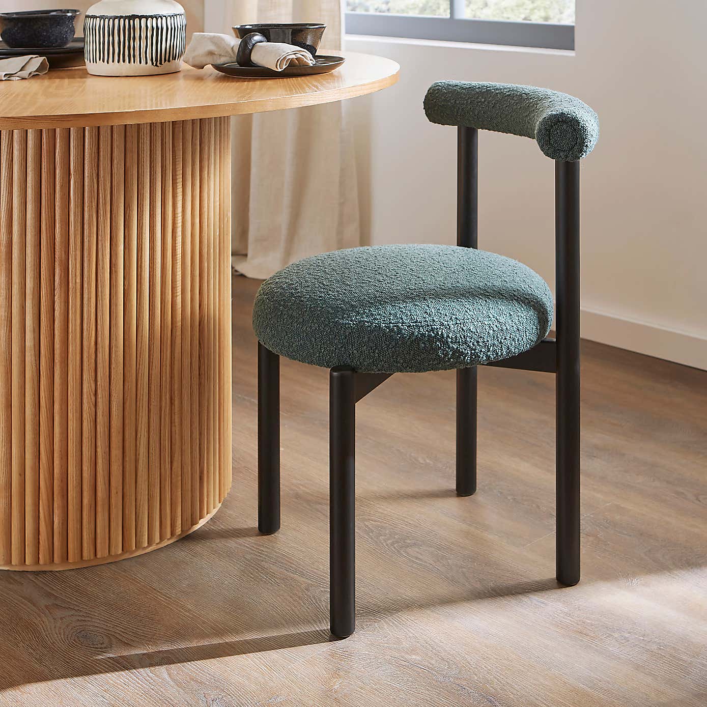 Amari Round Dining Table with 4 Violeta Olive Boucle Dining Chairs