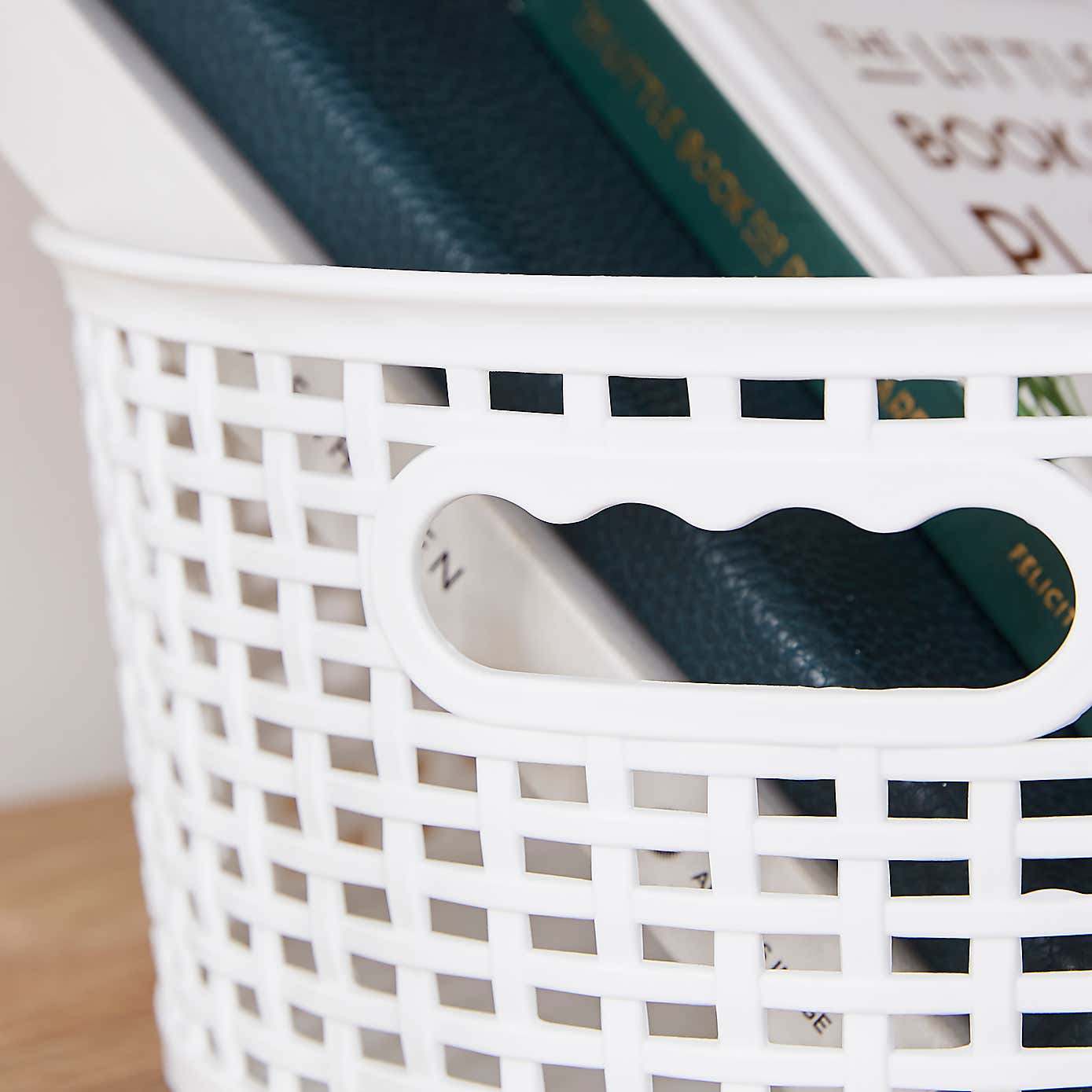 Checked Plastic 3L Round Basket