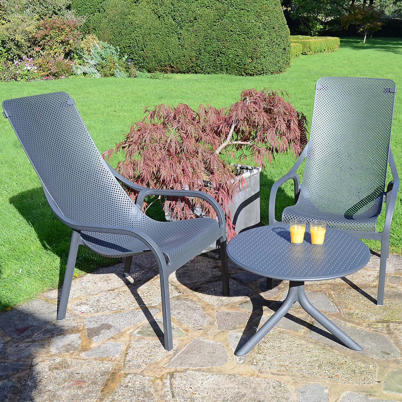 Nardi Step Low Round Table with 2 Net Lounge Chairs
