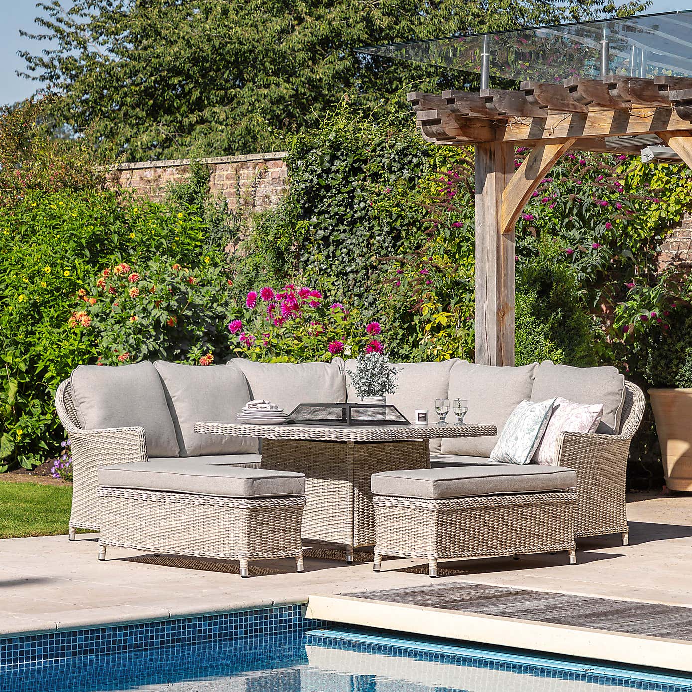 Kingsdown Corner Square Dining Set with Fire Pit