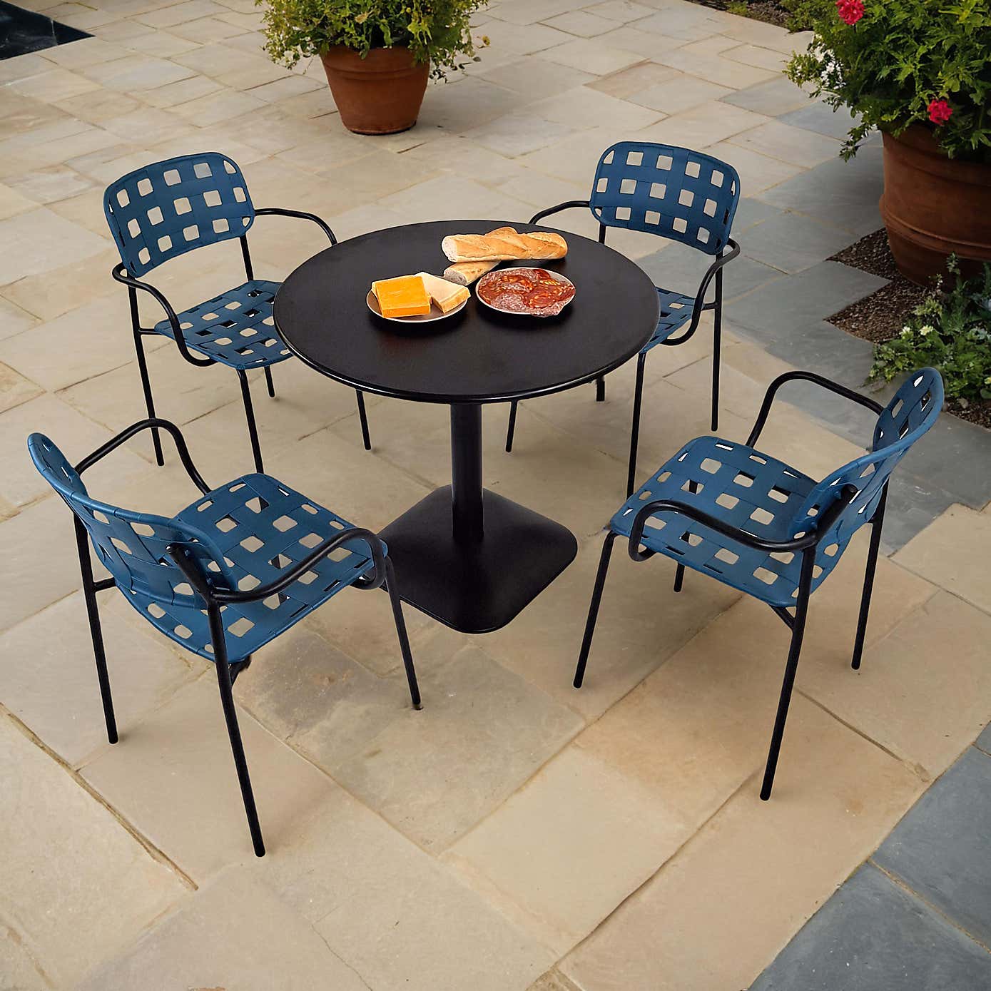 Modura Albin Round Table with 4 Karin Armchairs