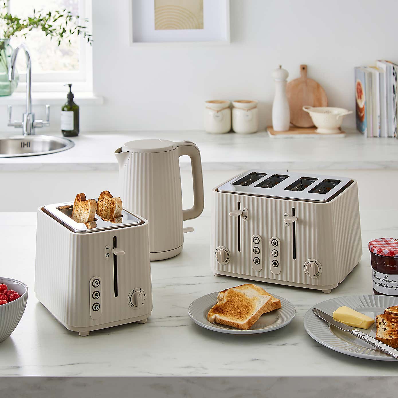 Textured Ribbed Plastic 2-Slice Toaster