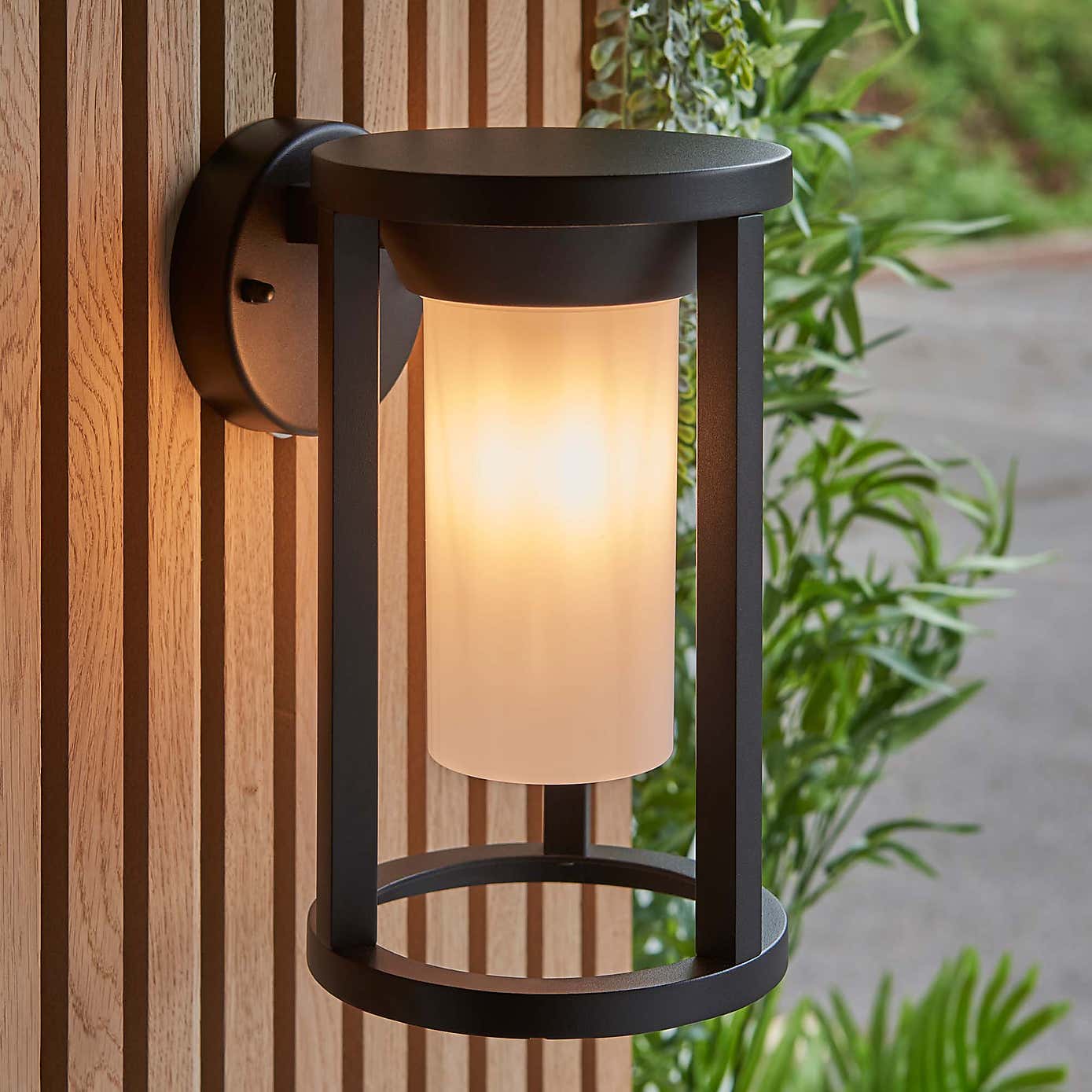 Vogue Butler Outdoor Wall Light