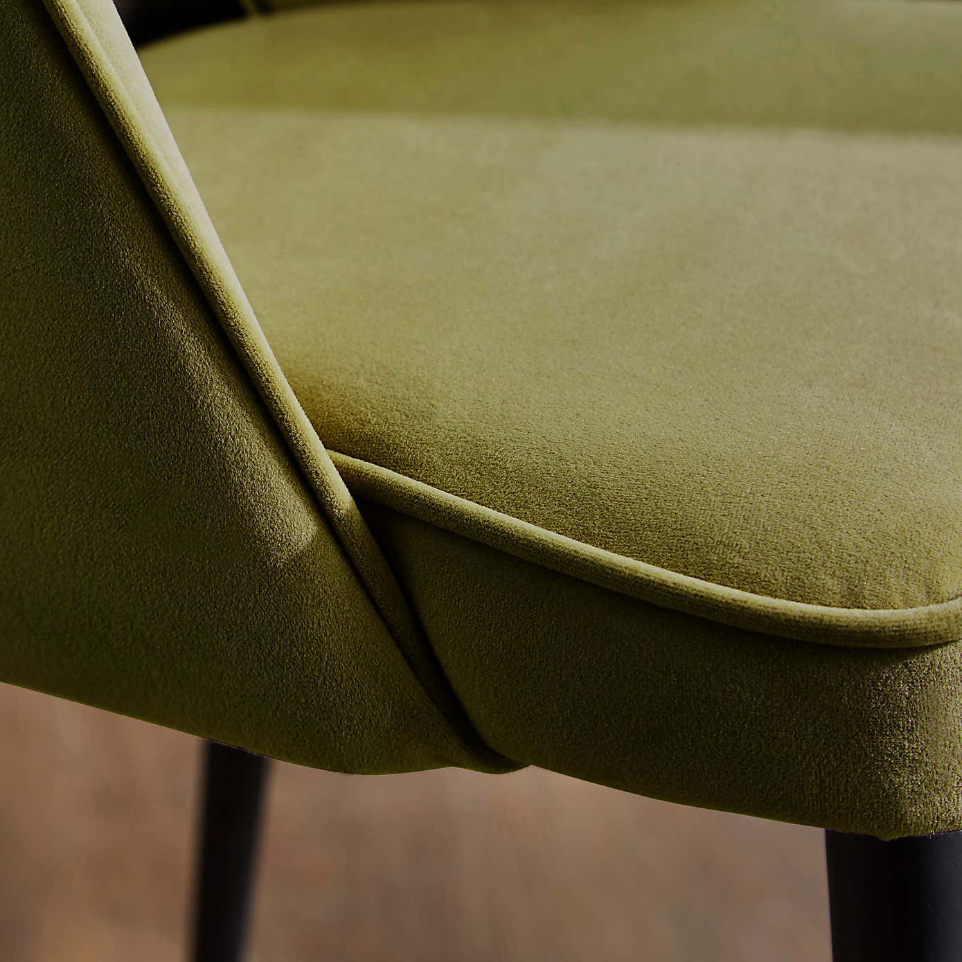 Effy Round Dining Table with 4 Lillia Olive Velvet Dining Chairs