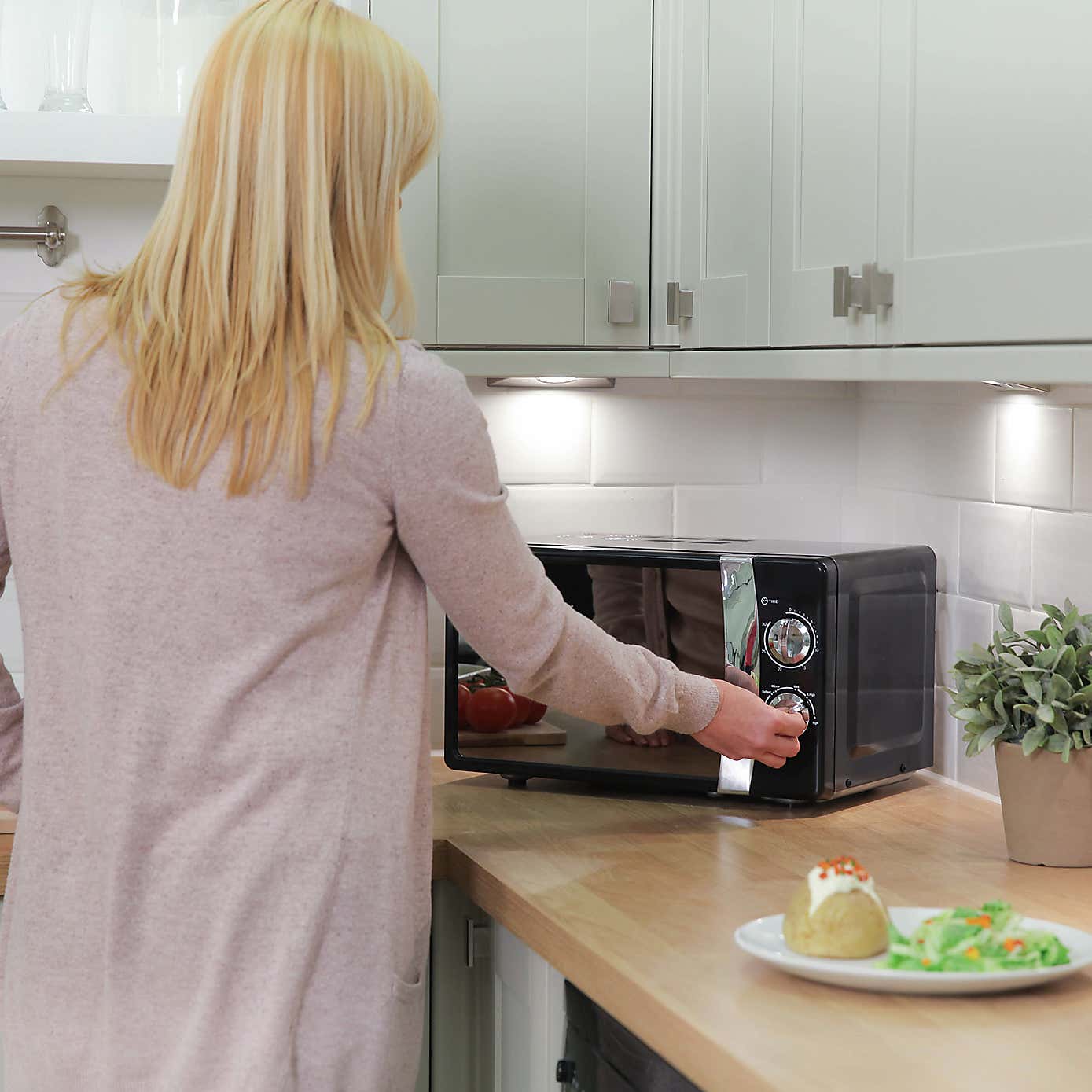 Russell Hobbs Colours 700W 17L Jet Black Manual Microwave