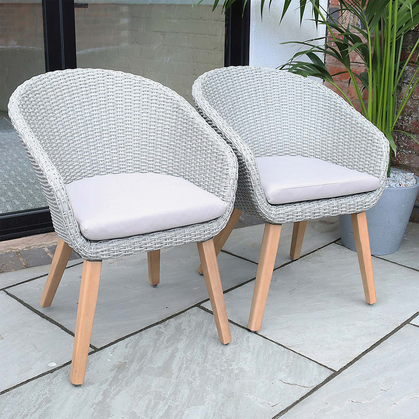 A.Mir Luna Round Outdoor Concrete Dining Table with 4 Sol Dining Chairs