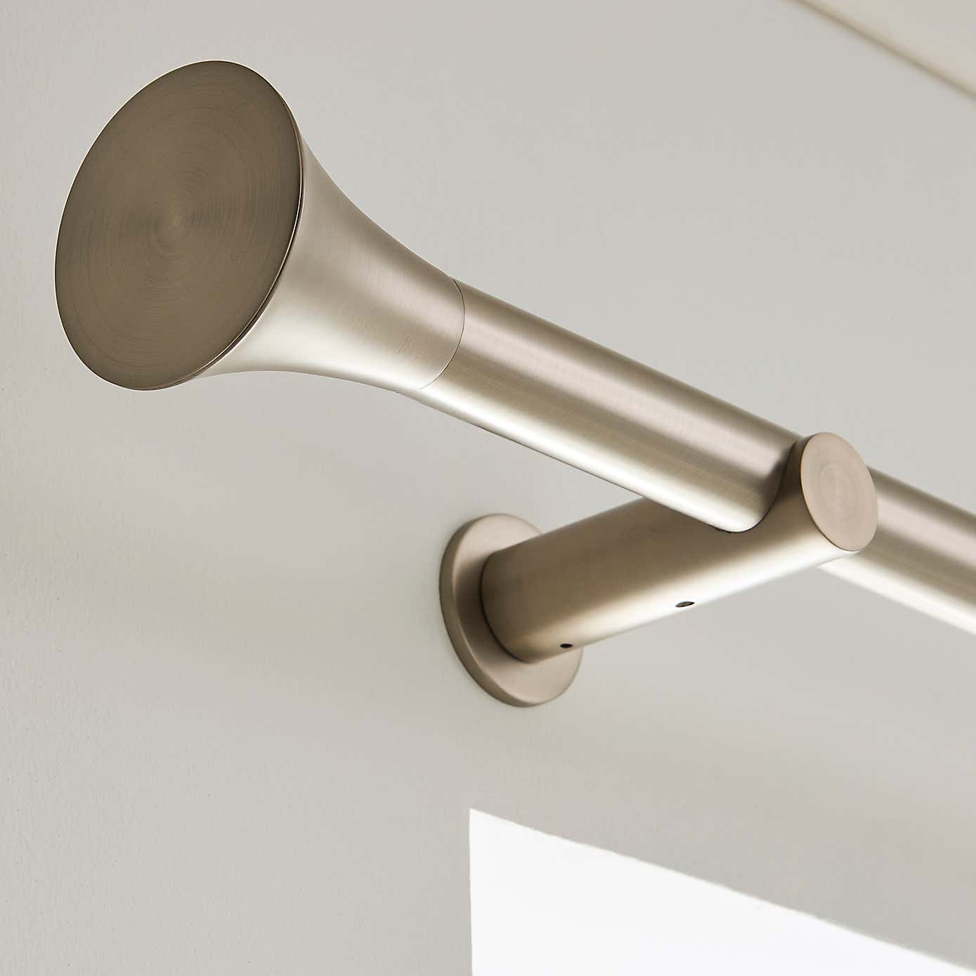 Flush Trumpet Fixed Metal Curtain Pole with Rings