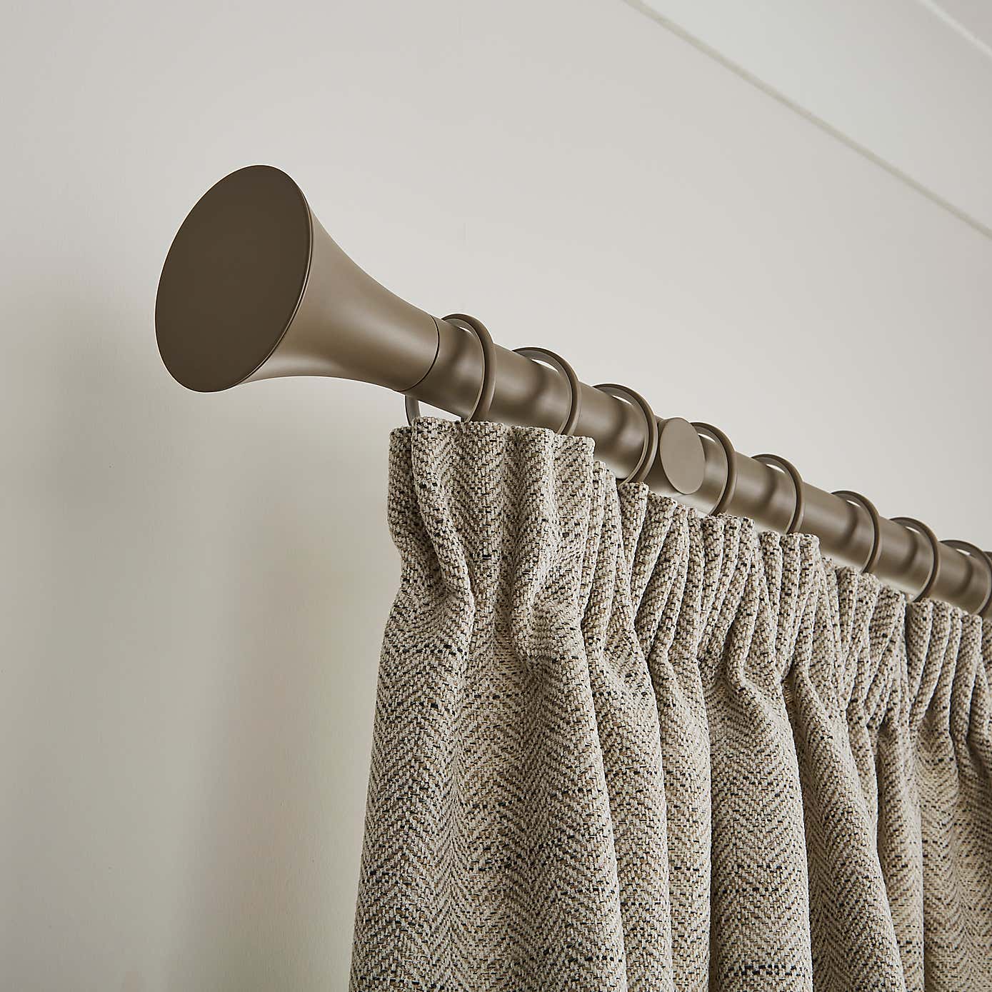 Flush Trumpet Fixed Metal Curtain Pole with Rings