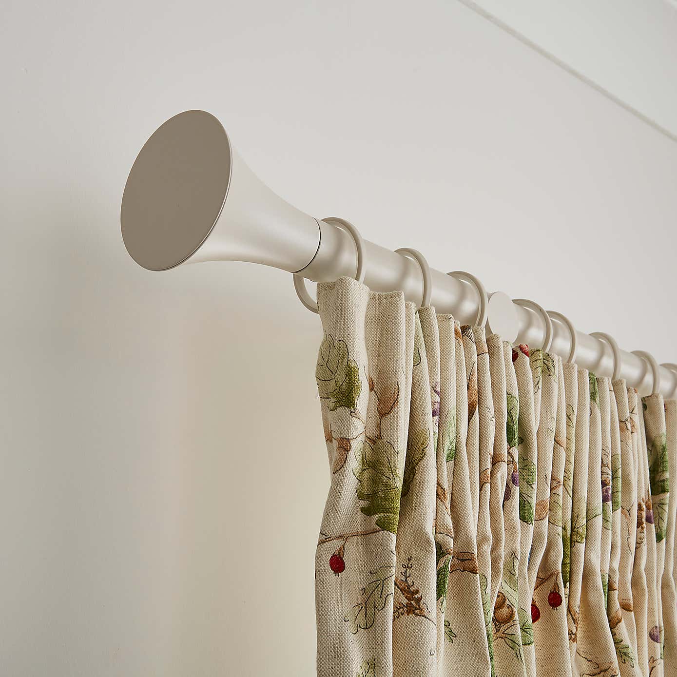 Flush Trumpet Fixed Metal Curtain Pole with Rings