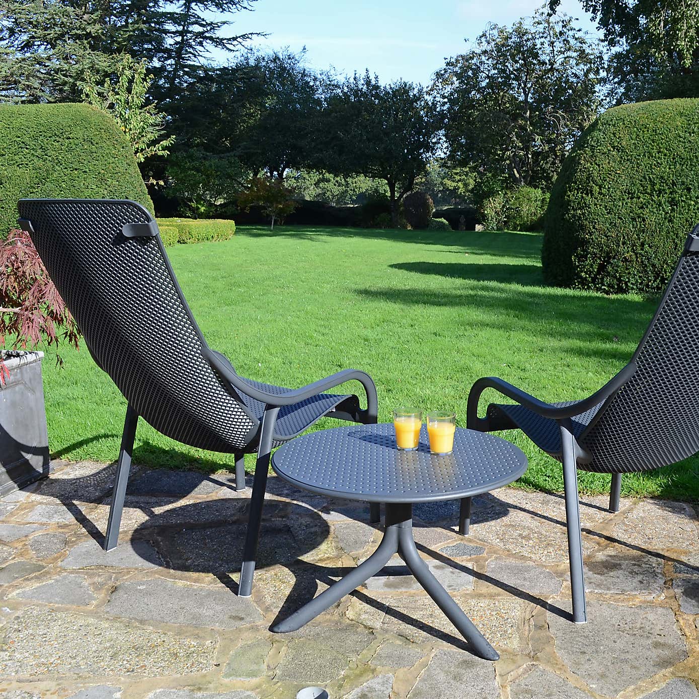 Nardi Step Low Round Table with 2 Net Lounge Chairs