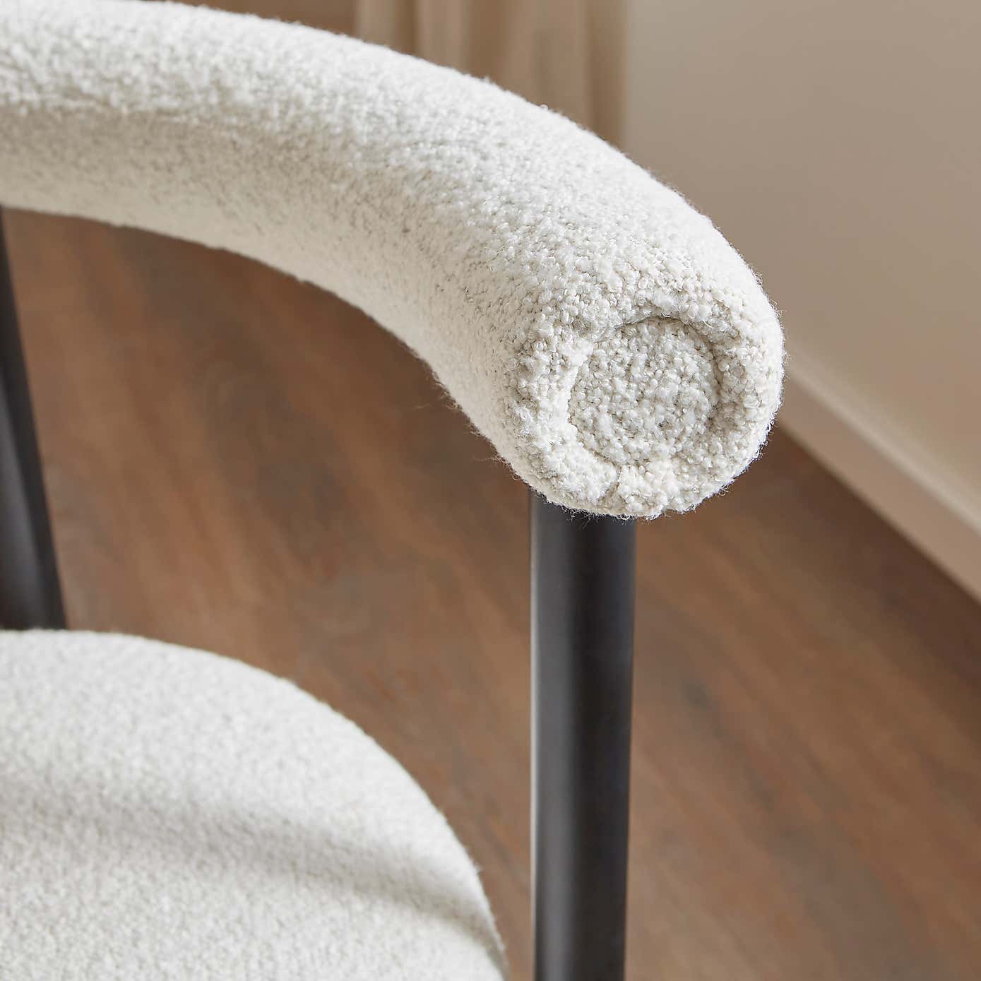 Amari Round Dining Table with 4 Violeta Ivory Boucle Dining Chairs